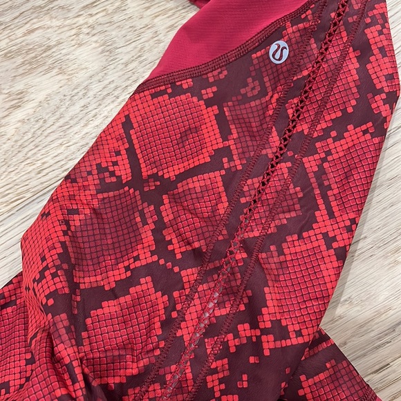 Lululemon red snake print capris size small / size 4 - Picture 3 of 5